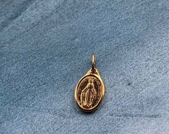 Une médaille religieuse vintage en bronze doré de la Vierge Marie Étoile Miraculeuse du Sacré-Cœur de Jésus fabriquée en France