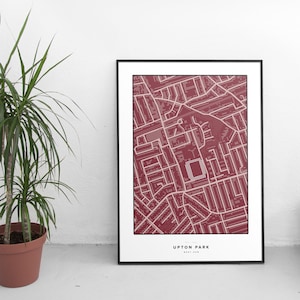 Puede incluir: Un mapa enmarcado de Upton Park, West Ham, Londres, en color burdeos con líneas de calle blancas. El mapa está enmarcado en un marco negro.