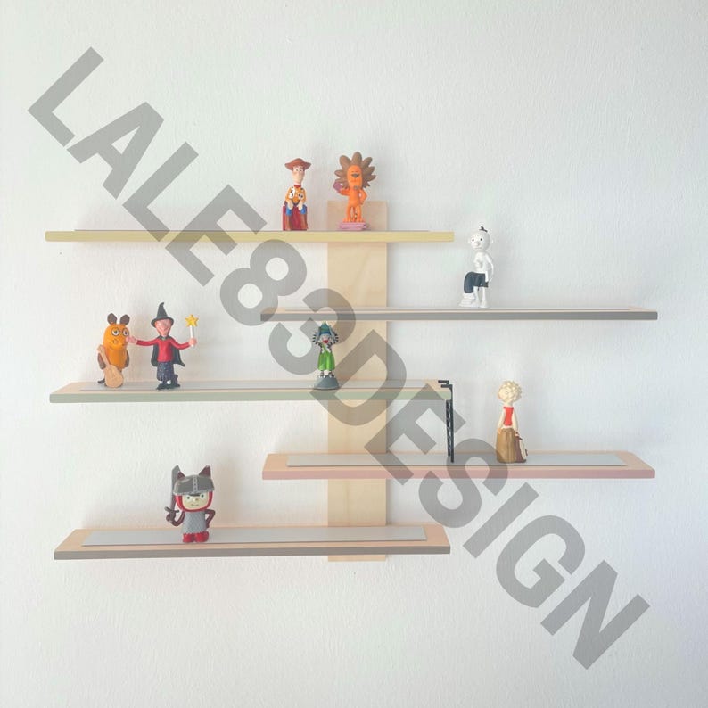 K&ouml;nnte beinhalten: Ein Satz von vier Holzregalen mit einer hellen Holzoptik. Die Regale sind an einer Wand montiert und mit verschiedenen Figuren dekoriert, darunter ein Cowboy, ein L&ouml;we, eine Hexe, ein Ritter und eine Comicfigur.