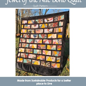 Può includere: Una trapunta colorata con un motivo geometrico, realizzata con prodotti sostenibili. La trapunta è nera con una varietà di quadrati e triangoli colorati. La trapunta è stesa su una superficie erbosa. Il testo "Jewel of the Nile Boho Quilt" è in alto nell'immagine. Il testo "Made from Sustainable Products for a better place to Live" è sotto la trapunta. Il testo "Skill Level: Advanced Beginner" è in un riquadro bianco sotto il testo. Il testo "@2022 Donna Hale, The Blue Sparrow Quilt Shop" è sotto il riquadro.