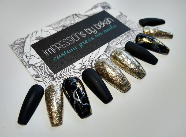 Schwarz und Gold drücken Auf Nägel Gold Glitter Nägel Marmor | Etsy