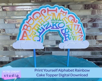 Topper per torta con alfabeto arcobaleno da stampare! Download digitale per feste di compleanno per bambini e ragazzi a tema ABC! Include file PNG e SVG.