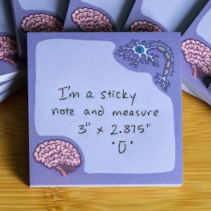 Könnte beinhalten: Ein Stapel quadratischer, hellvioletter Haftnotizen mit einer Gehirnillustration in der Ecke und einer Neuronen-Grafik. Die oberste Notiz zeigt den Text: I'm a sticky note and measure 3" x 2.875" mit einem kleinen Emoticon-Gesicht unten.