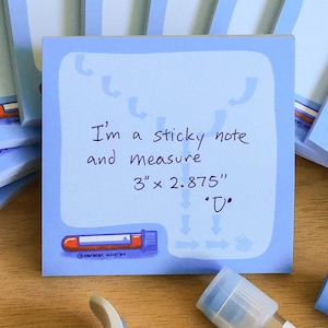 Peut inclure: Bloc-notes bleus clairs sur le thème médical. Chaque note mesure 7,6 x 7,3 cm et présente une illustration de tube à essai. Le texte sur la note centrale se lit : « Je suis un post-it et mesure 3" x 2,875" 'D'. » Plusieurs tubes à essai sont également visibles.