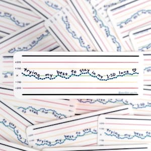 以下が含まれることがあります： 「trying my best to stay in my 1-SD lane」の手書き文字が入った白いステッカー。青い点と線でグラフが描かれ、ハートのシンボルも付いています。背景には同様のステッカーが山積みになっています。