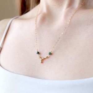 Personligt halsband med födelsesten och stjärnbilden: Elegant guldfyllt astrologismycke, gåva