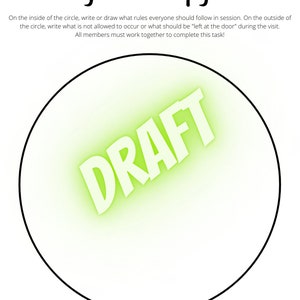 Op de afbeelding: Een zwart-wit afbeelding van een cirkel met het woord "DRAFT" in groene letters erin. De tekst "Family Therapy Rules" staat bovenaan de afbeelding. De tekst onder de cirkel luidt: "Schrijf of teken op de binnenkant van de cirkel welke regels iedereen tijdens de sessie moet volgen. Schrijf op de buitenkant van de cirkel wat niet is toegestaan of wat tijdens het bezoek "aan de deur moet worden achtergelaten". Alle leden moeten samenwerken om deze taak te voltooien!"