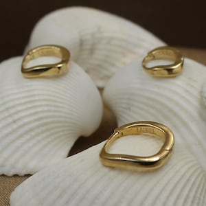 Perforación de oreja geométrica de oro de 14 quilates / Perforación de orejas de cartílago Tragus Helix Anti-Helix Conchón del lóbulo de la oreja / Pendientes de huggie Hoop / Perno de oreja de aro de oro