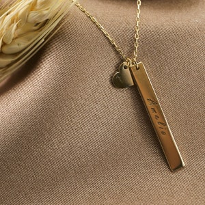 Collar de barra de nombre vertical de oro de 14K con corazón, amuleto de letras personalizado para pareja
