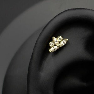 Piercing in pietra di zircone in oro massiccio 14K, orecchino a perno in oro fiorito, elegante orecchino in oro, piercing alla cartilagine in oro,