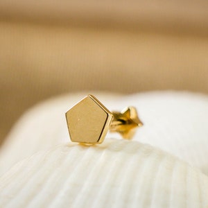 Brincos pentágono geométricos em ouro maciço | Parafuso Pentágono | Brincos Tragus de Cartilagem Minimalista | Piercing de Concha Helix | Presente delicado para ela