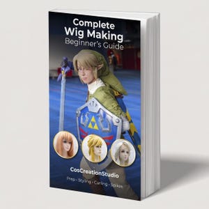 Pode incluir: Um livro de capa mole intitulado Complete Wig Making Beginner's Guide da CosCreationStudio. A capa apresenta uma pessoa com uma túnica verde segurando uma espada e um escudo, com três inserções circulares mostrando estilos de perucas.