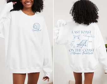 Sudadera playera personalizada para despedida de soltera • Cuello redondo "Último brindis en la costa" • Ubicación y nombre personalizados • Camiseta de viaje costero para despedida de soltera