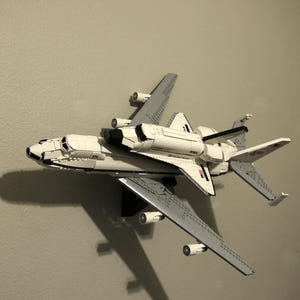 Pantalla de montaje en pared Ultimate Display Solutions para el portaaviones de transporte Lego 10360