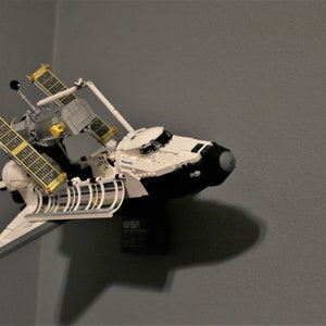 Ultimate Display Solutions wall mount display for Lego NASA Space Shuttle Discovery 10283