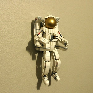 Ultimate Display Solutions wall mount display for Lego 31152 Astronaut