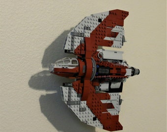Ultimate Display Solutions wandmontagedisplay voor Lego 75362 Ahsoka Tano's T-6 Jedi Shuttle tijdens de vlucht