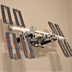 Ultimate Display Solutions wall mount display for Lego 21321 International Space Station