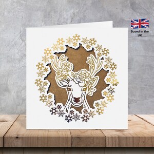 Cartoline natalizie con renna sventata fatte a mano/Cartoline natalizie con renna floreale sventata/carte ghirlanda di fiocchi di neve sventati