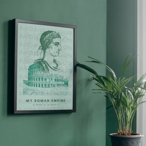 Op de afbeelding: Een ingelijst print met een groene en witte illustratie van een Romeinse keizer en het Colosseum. De tekst "MY ROMAN EMPIRE" en coördinaten zijn onder de illustratie gedrukt.