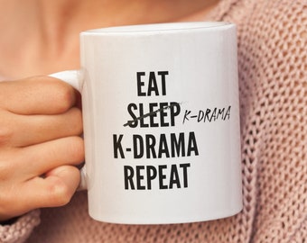 Eat Sleep Kdrama Wiederholungsbecher K-Drama | Koreanisches Drama, Kpop, Korea, Hallyu, Bingewatching, TV, Kawaii, Asien