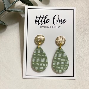 HANDMADE CLAY EARRINGS l Green teardrop pendant with line pattern and gold metal post