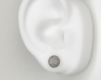 Ronde gefacetreede betonnen stud oorbellen | Architecturale sieraden | Moderne sieraden | Minimalistisch | Brutalisme