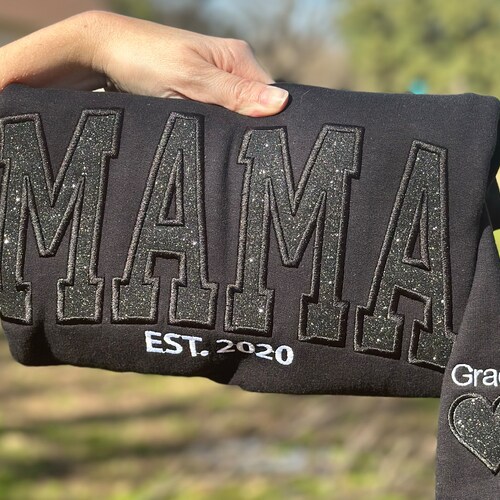 Sweatshirt brodé maman. Nom de l'enfant sur les manches. Cadeaux pour la fête des mères. Cadeaux personnalisés. Cadeaux pour maman. Monogrammé