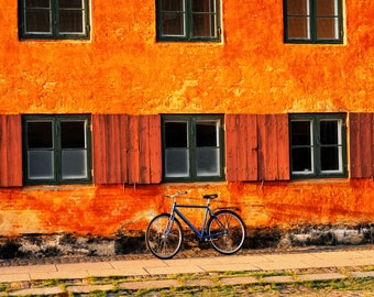 Bicicletta contro il vecchio muro / Danimarca 2023