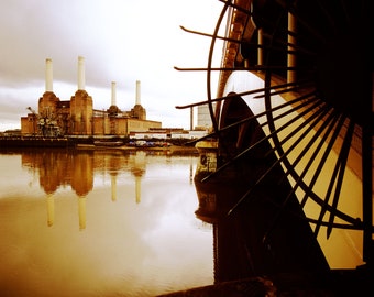 La centrale elettrica di Battersea si riflette a Theems, Londra / 1999