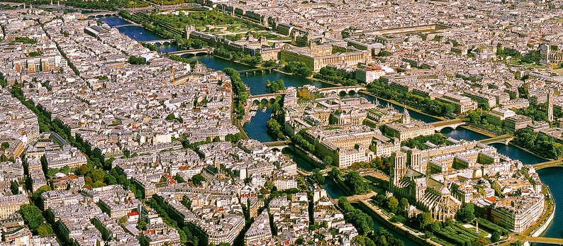 Parijs in Panorama with Nortre-Dame on Île de la Cité 2016 image 3