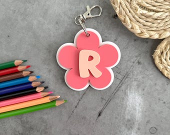 Personalized Daisy Keychain, Initial Acrylic Keychain, Personalized acrylic bag tag, Daisy Backpack Name Tag, Monogram Retro Daisy Tag