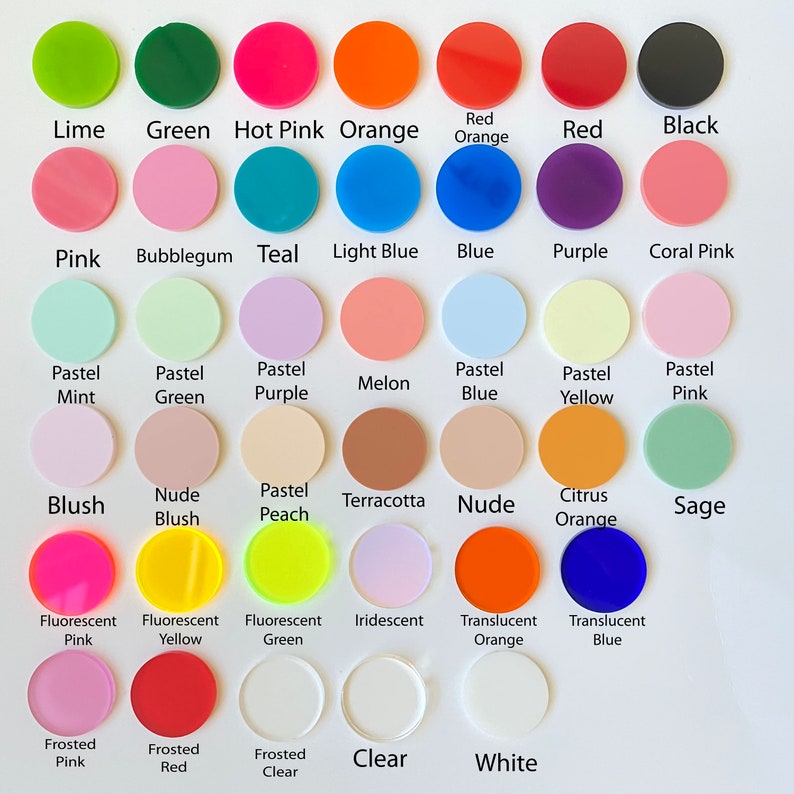 Op de afbeelding: Een kaart met 36 verschillende gekleurde acryl cirkels met hun namen eronder vermeld. De kleuren omvatten limoen, groen, roze, oranje, rood oranje, rood, zwart, roze, bubblegum, teal, lichtblauw, blauw, paars, koraalroze, pastelmint, pastelgroen, pastelpaars, meloen, pastelblauw, pastelgeel, pastelroze, blush, nude blush, pastelperzik, terracotta, nude, citrusoranje, salie, fluorescerend roze, fluorescerend geel, fluorescerend groen, iriserend, doorschijnend oranje, doorschijnend blauw, gematteerd roze, gematteerd rood, gematteerd helder, helder en wit.
