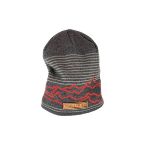 Pode incluir: Boina cinza e bege listrada com um design de cordilheira vermelha e um remendo de couro marrom que diz "Peaks & Valleys".