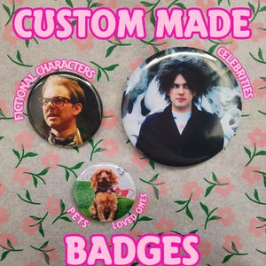 Puede incluir: Tres chapas circulares con impresiones fotográficas. Una chapa muestra a una persona con gafas, otra a una persona con pelo oscuro y la tercera a un perro marrón. El texto dice CUSTOM MADE, FICTIONAL CHARACTERS, CELEBRITIES, PETS LOVED ONES y BADGES.