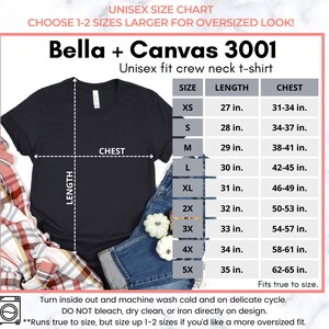 Może przedstawiać: Tabela rozmiar&oacute;w unisex dla koszulek Bella + Canvas 3001. Tabela pokazuje wymiary długości i klatki piersiowej w calach dla rozmiar&oacute;w od XS do 5X. Tabela zawiera r&oacute;wnież instrukcje dotyczące prania i pielęgnacji koszulek.