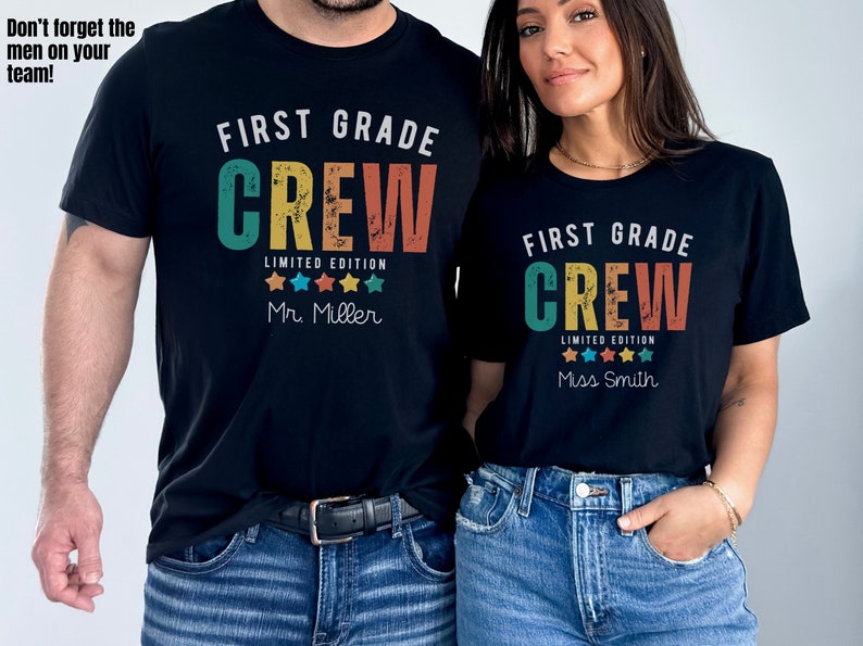 Może przedstawiać: Dwie czarne koszulki z napisem "First Grade Crew" w kolorowych, retro literach. Jedna koszulka ma napis "Mr. Miller", a druga "Miss Smith".