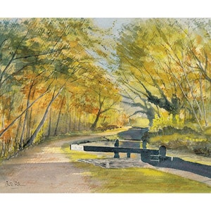 Könnte beinhalten: Aquarellmalerei eines Weges, der sich durch einen Wald im Herbst schlängelt. Die Bäume sind mit gelben und goldenen Blättern gefüllt, und der Weg ist von langen Schatten bedeckt. Das Kunstwerk ist unten links signiert.
