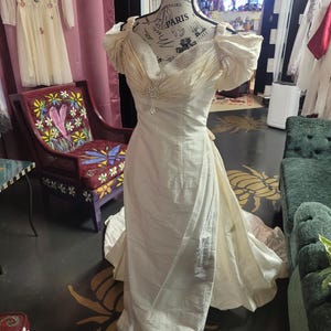 Sweet vintage 100 percent silk bridal gown with detachable train, darling rosettes & a pearl neckline. Sample size 8. Never been worn. image 9