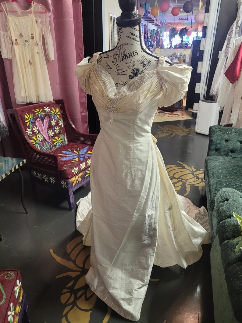 Sweet vintage 100 percent silk bridal gown with detachable train, darling rosettes & a pearl neckline. Sample size 8. Never been worn. image 9