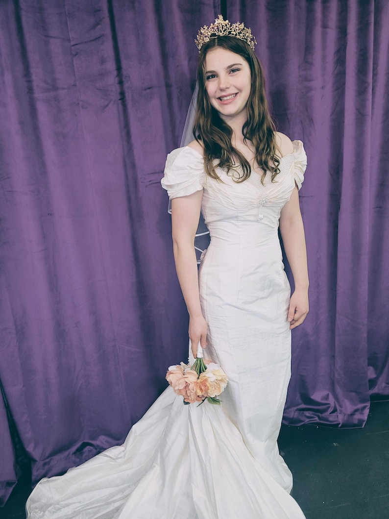Sweet vintage 100 percent silk bridal gown with detachable train, darling rosettes & a pearl neckline. Sample size 8. Never been worn. image 4