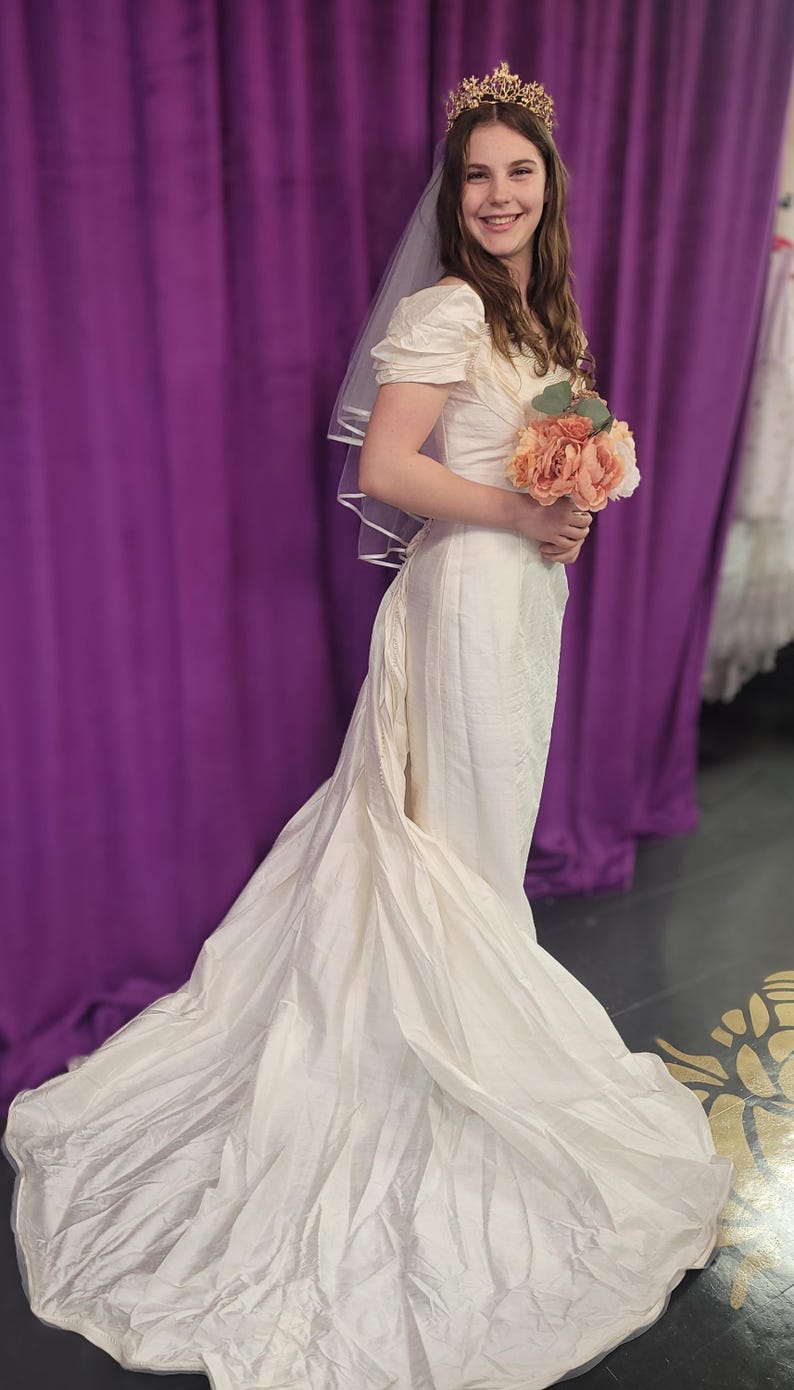 Sweet vintage 100 percent silk bridal gown with detachable train, darling rosettes & a pearl neckline. Sample size 8. Never been worn. image 3
