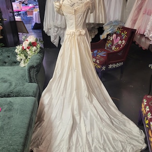 Sweet vintage 100 percent silk bridal gown with detachable train, darling rosettes & a pearl neckline. Sample size 8. Never been worn. image 10