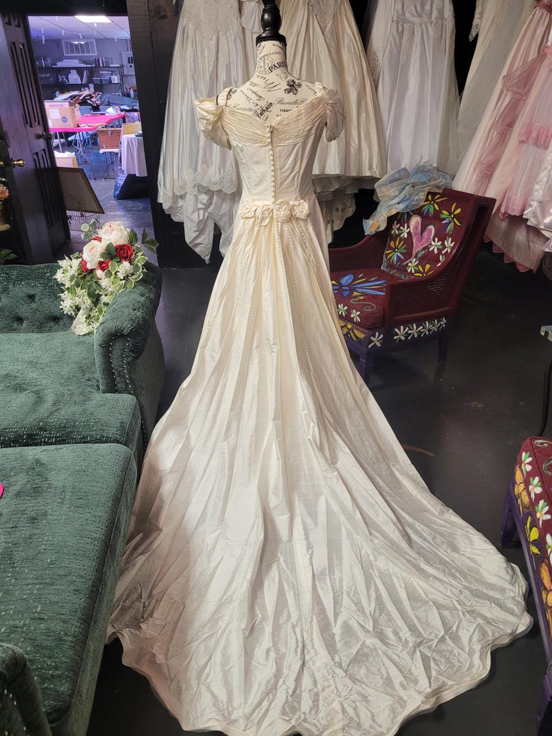 Sweet vintage 100 percent silk bridal gown with detachable train, darling rosettes & a pearl neckline. Sample size 8. Never been worn. image 10