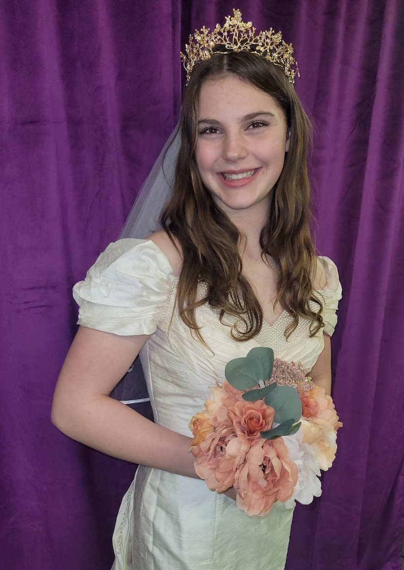 Sweet vintage 100 percent silk bridal gown with detachable train, darling rosettes & a pearl neckline. Sample size 8. Never been worn. image 7