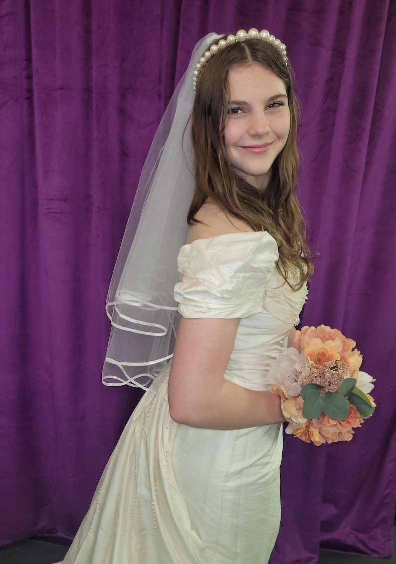 Sweet vintage 100 percent silk bridal gown with detachable train, darling rosettes & a pearl neckline. Sample size 8. Never been worn. image 2