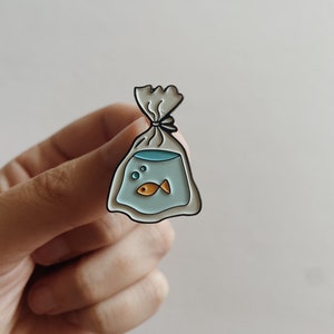 Pin de esmalte de pez dorado en miniatura