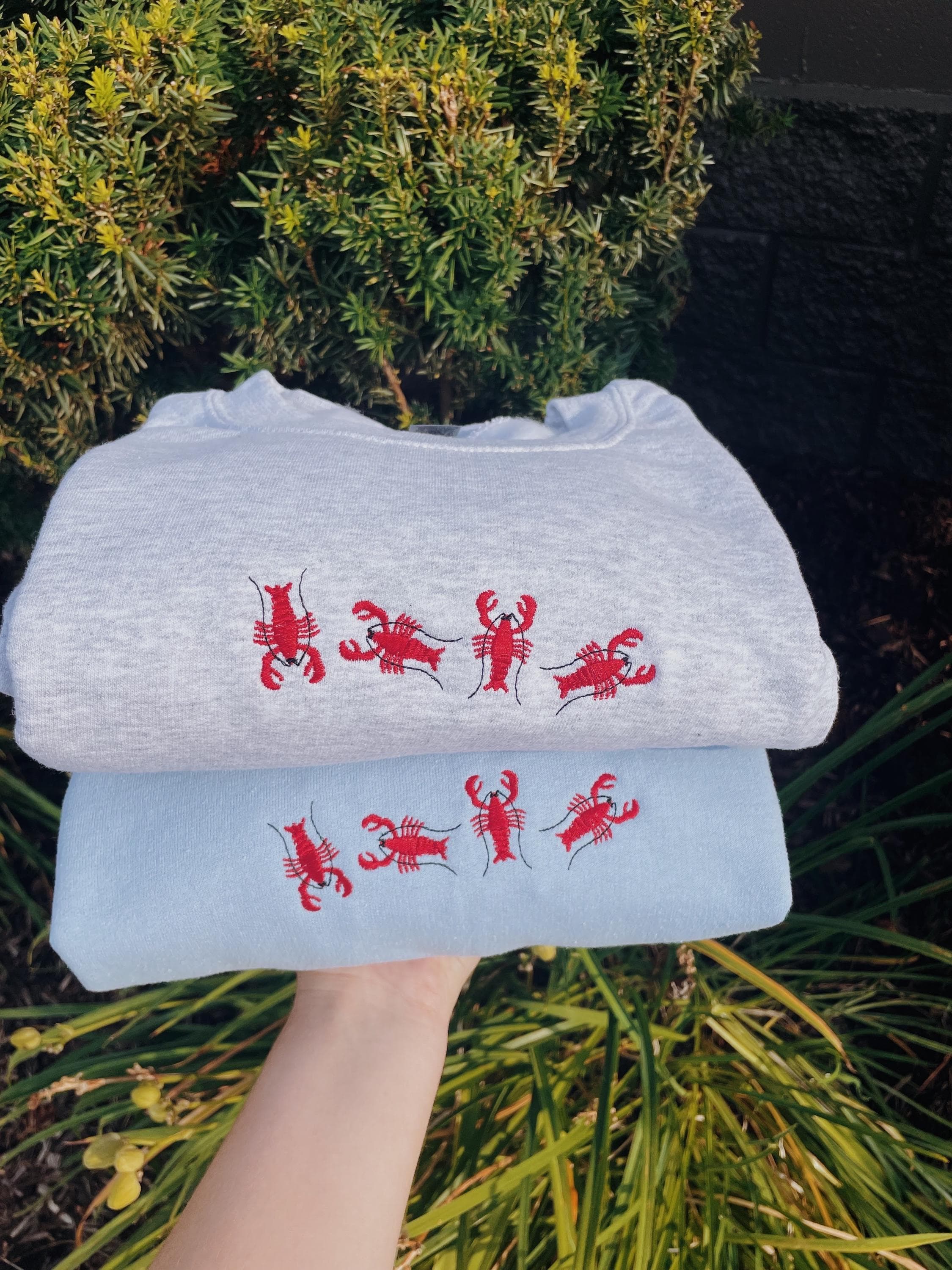 Sudadera con langosta bordada