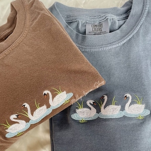 Maglietta con cigno ricamato