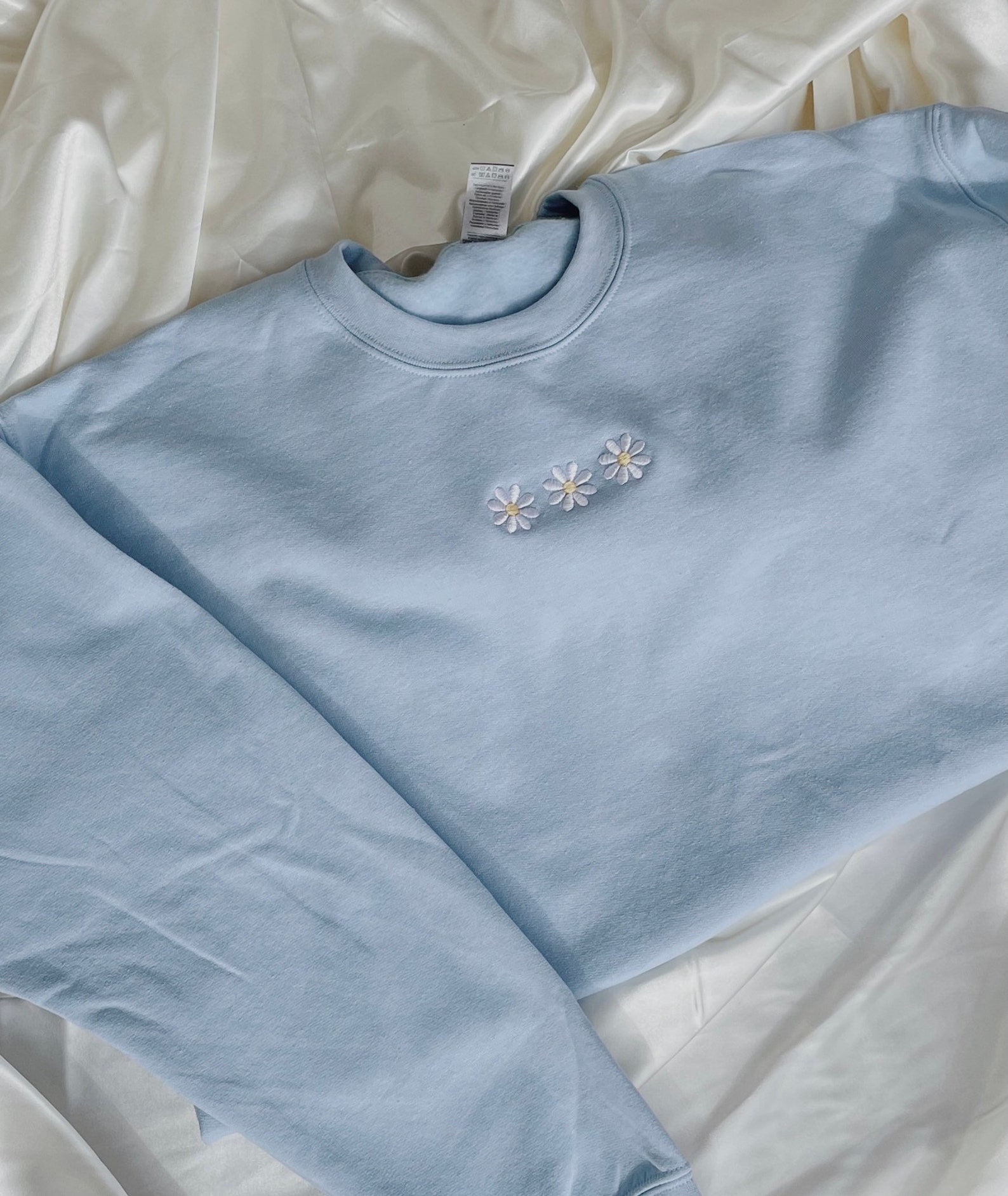 Hummingbird White Daisy Pattern Print Women Crewneck Sweatshirt